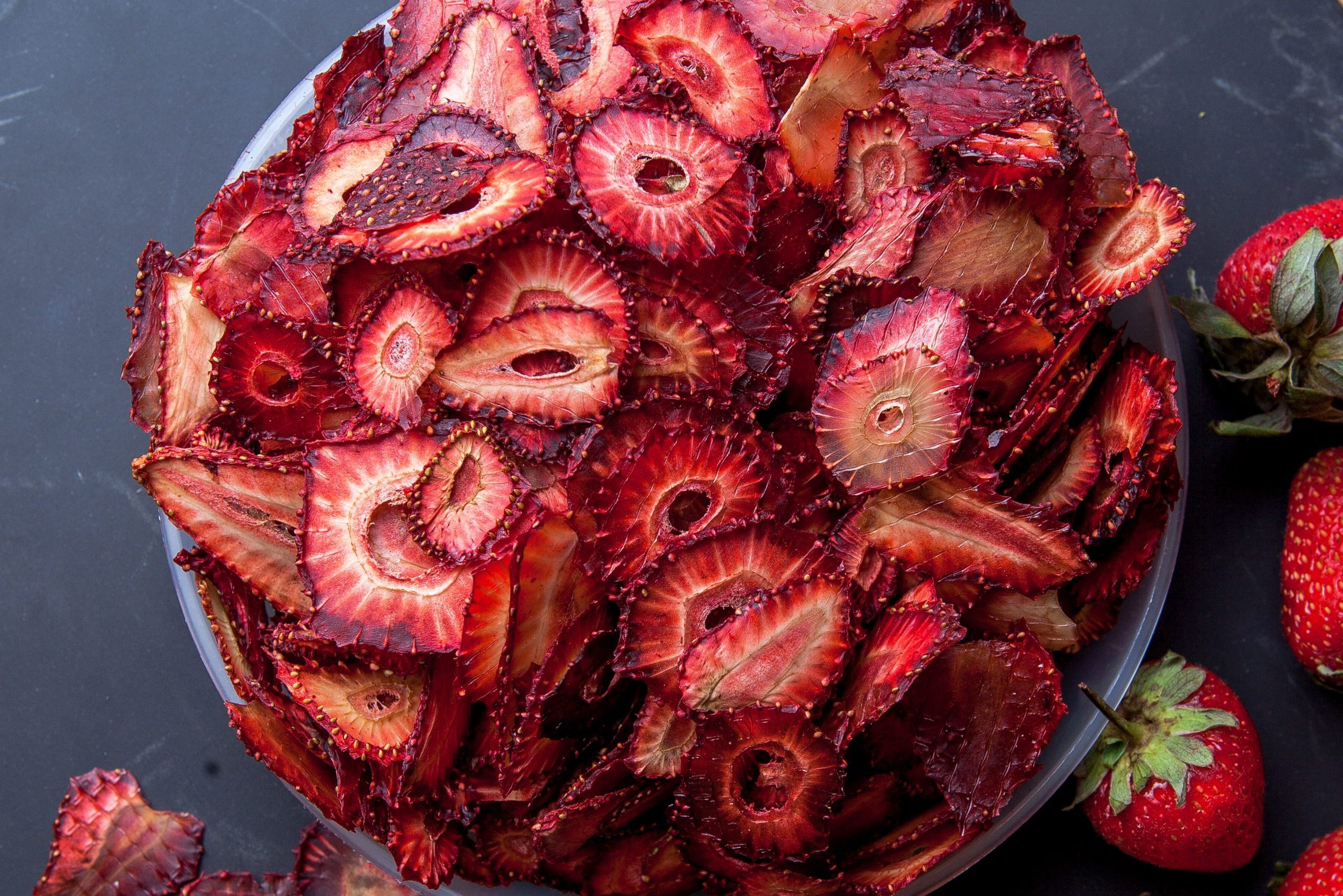 Top view dried strawberry in plate on round tray
